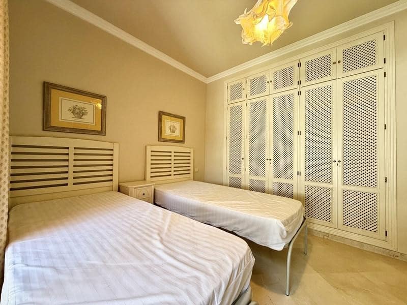 4 soverom Penthouse til leie i Marbella med svømmebasseng garasje - € 3 000 (Ref: 9984278)