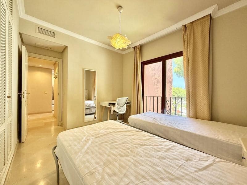 4 soverom Penthouse til leie i Marbella med svømmebasseng garasje - € 3 000 (Ref: 9984278)