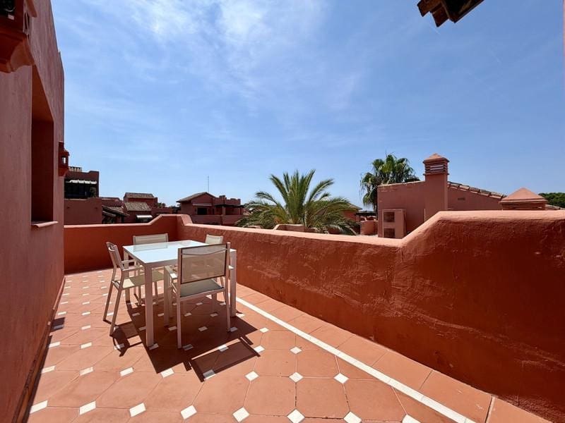 4 soverom Penthouse til leie i Marbella med svømmebasseng garasje - € 3 000 (Ref: 9984278)