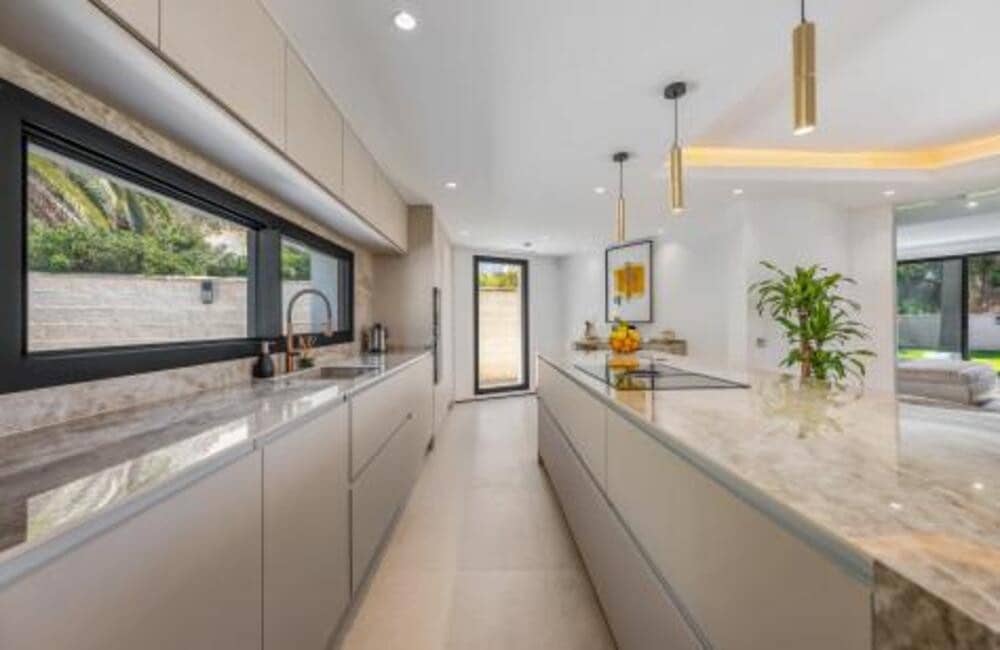 4 soveværelse Villa til salg i Marbella med swimmingpool garage - € 2.395.000 (Ref: 9986286)