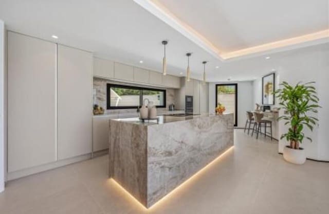 4 quarto Moradia para venda em Marbesa, Marbella com piscina garagem - 2 395 000 € (Ref: 9986286)