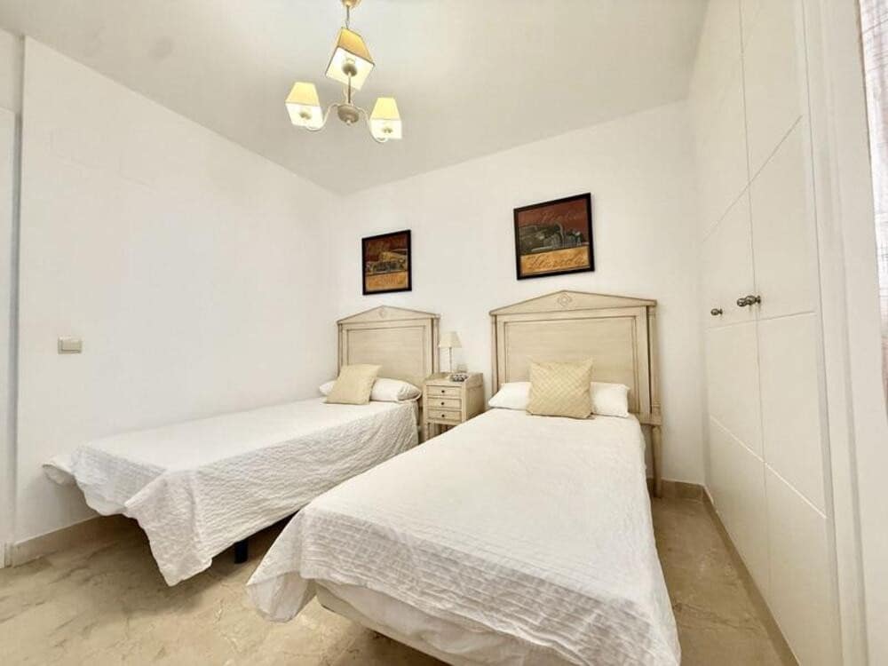 2 quarto Apartamento para arrendar em Estepona com piscina garagem - 2 000 € (Ref: 9990139)