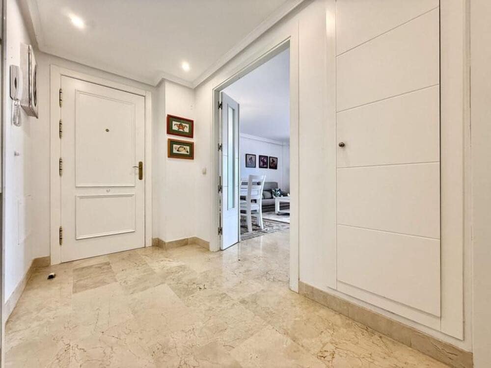 2 quarto Apartamento para arrendar em Estepona com piscina garagem - 2 000 € (Ref: 9990139)