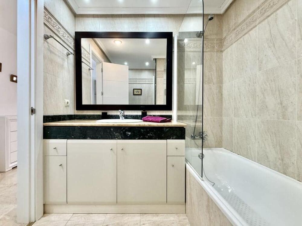 2 quarto Apartamento para arrendar em Estepona com piscina garagem - 2 000 € (Ref: 9990139)