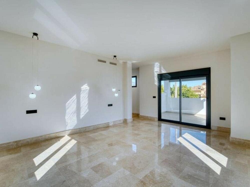 5 slaapkamer Villa te huur in Nueva Andalucia met zwembad garage - € 12.500 (Ref: 9997930)