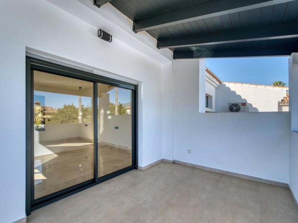 5 slaapkamer Villa te huur in Nueva Andalucia met zwembad garage - € 12.500 (Ref: 9997930)