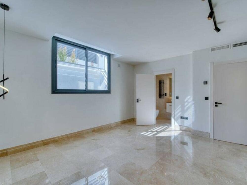 5 slaapkamer Villa te huur in Nueva Andalucia met zwembad garage - € 12.500 (Ref: 9997930)