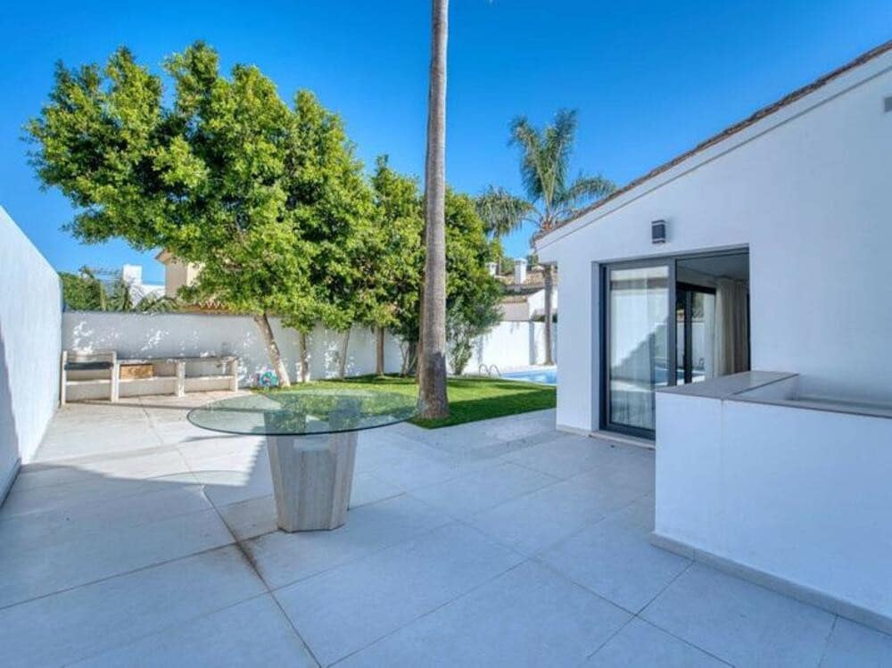 5 slaapkamer Villa te huur in Nueva Andalucia met zwembad garage - € 12.500 (Ref: 9997930)
