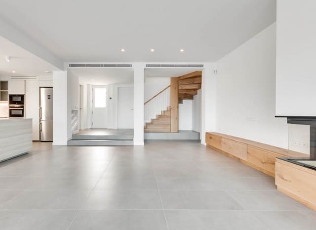 3 makuuhuone Huvila myytävänä paikassa Roses mukana uima-altaan - 1 650 000 € (Ref: 8870040)