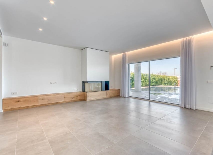 3 bedroom Villa for sale in Empuriabrava with pool - € 1,650,000 (Ref: 8870041)