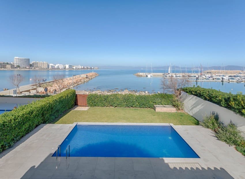 3 bedroom Villa for sale in Empuriabrava with pool - € 1,650,000 (Ref: 8870041)