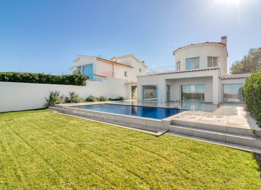 3 bedroom Villa for sale in Empuriabrava with pool - € 1,650,000 (Ref: 8870041)