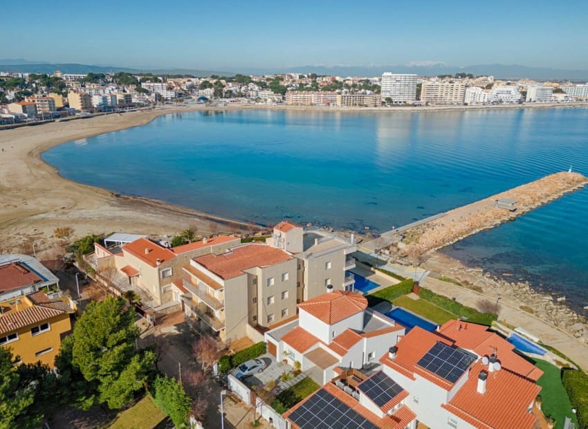 3 bedroom Villa for sale in Empuriabrava with pool - € 1,650,000 (Ref: 8870041)