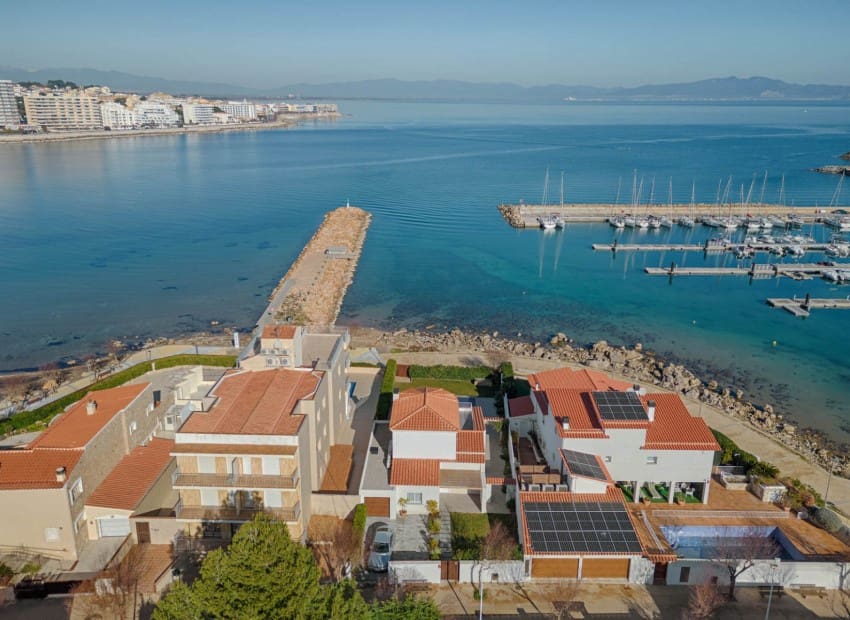 3 bedroom Villa for sale in Empuriabrava with pool - € 1,650,000 (Ref: 8870041)