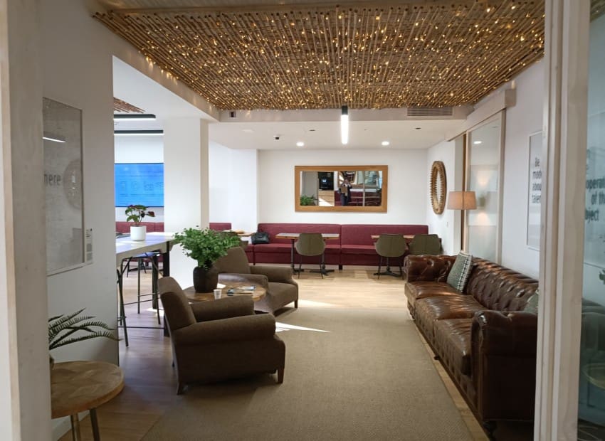 49 slaapkamer Kantoor voor vakantieverhuur in Barcelona stad - € 32.000 (Ref: 9386154)