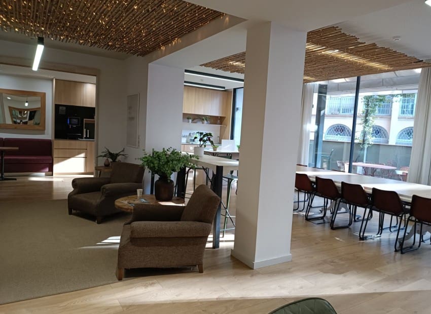 49 slaapkamer Kantoor voor vakantieverhuur in Barcelona stad - € 32.000 (Ref: 9386154)