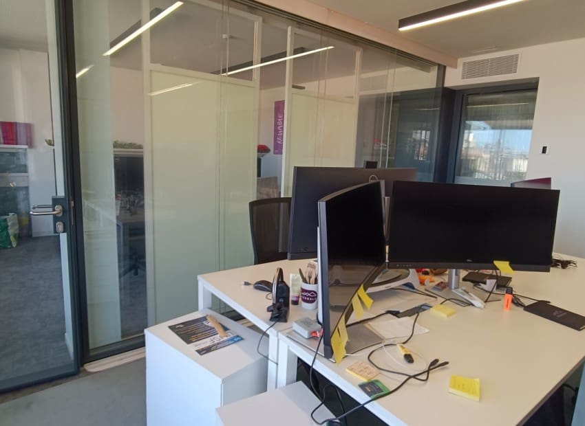 49 slaapkamer Kantoor voor vakantieverhuur in Barcelona stad - € 32.000 (Ref: 9386154)