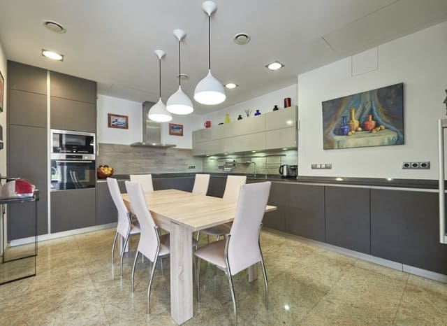 7 makuuhuone Huvila myytävänä paikassa Cunit mukana uima-altaan - 1 500 000 € (Ref: 9787846)