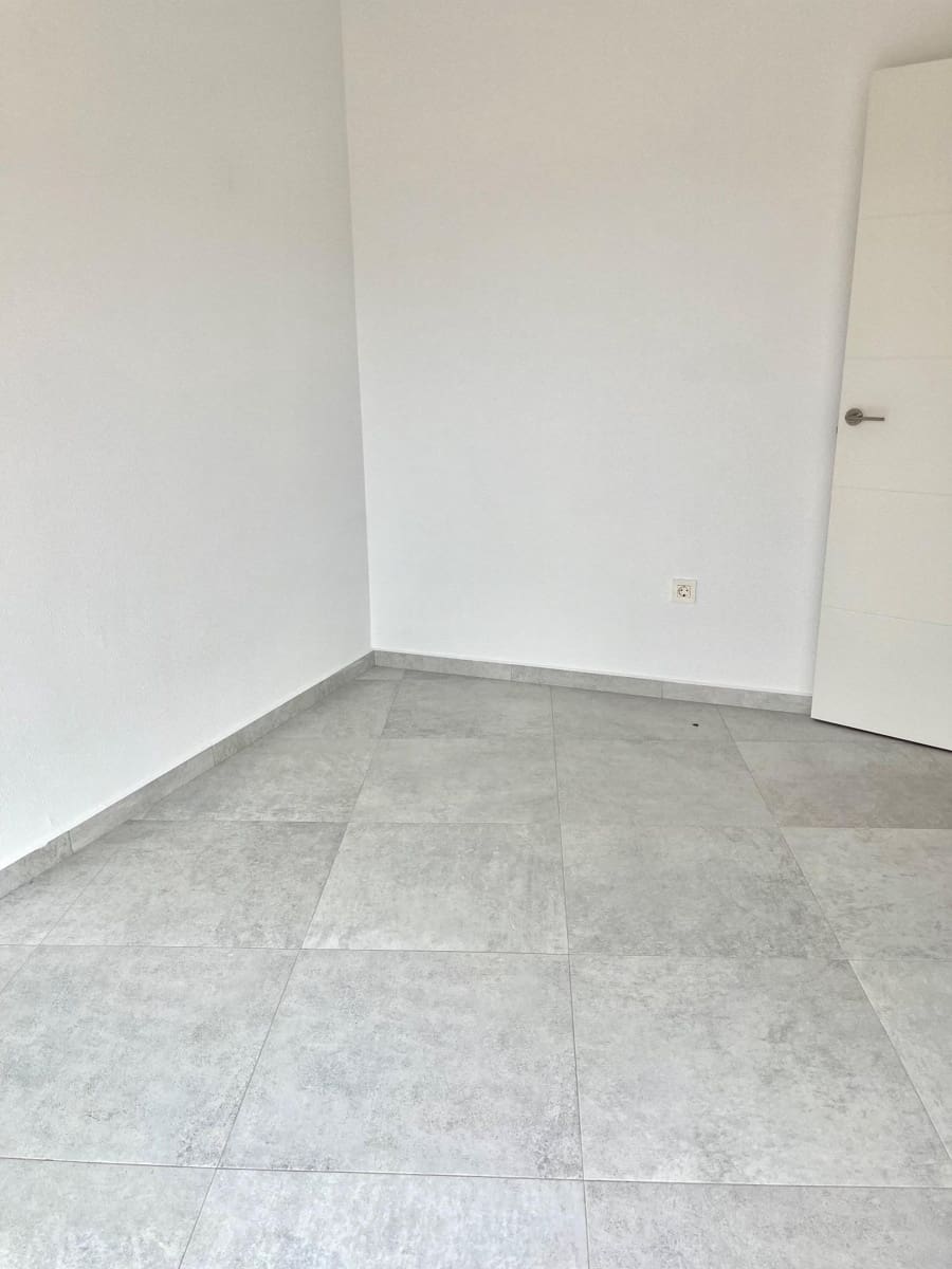 Flat te koop in Los Ramos met garage - € 125.000 (Ref: 9614004)