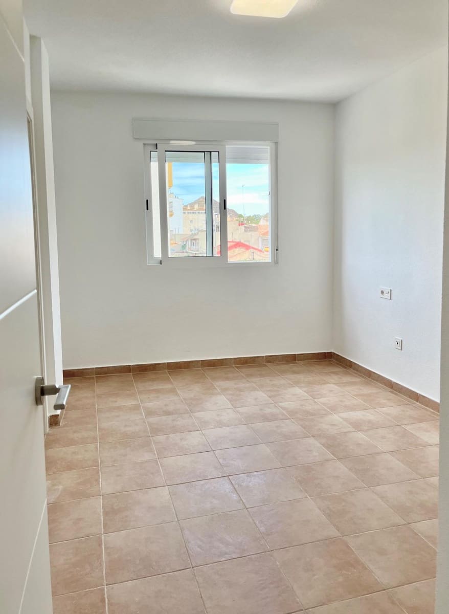 Flat te koop in Los Ramos met garage - € 125.000 (Ref: 9614004)