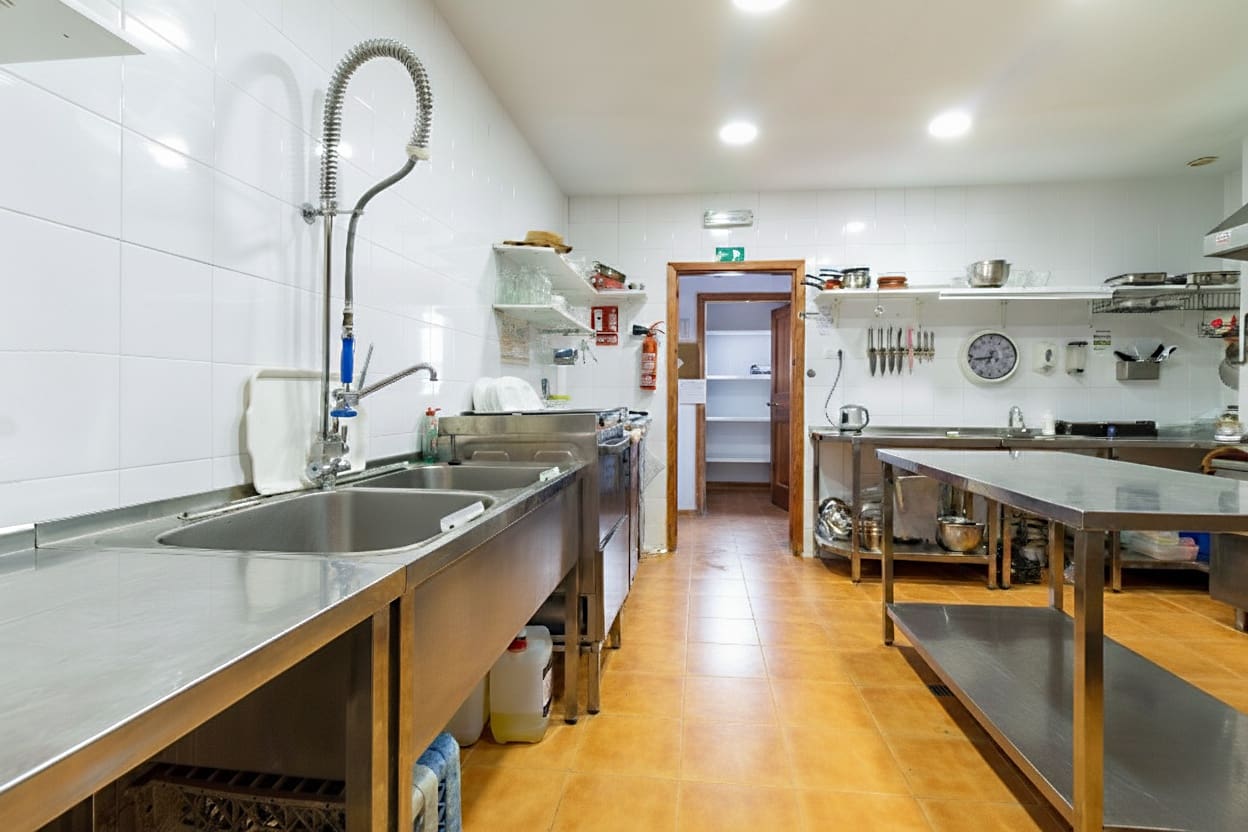 8 bedroom Hotel for sale in Alhama de Murcia with pool garage - € 635,000 (Ref: 9425855)