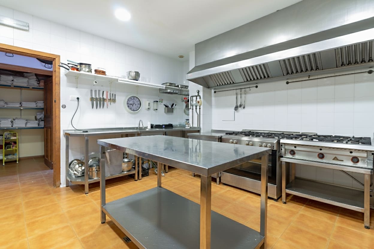 8 bedroom Hotel for sale in Alhama de Murcia with pool garage - € 635,000 (Ref: 9425855)