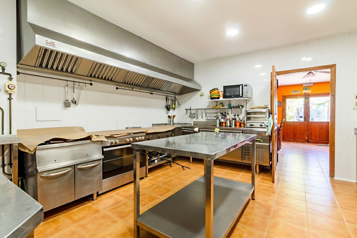 8 bedroom Hotel for sale in Alhama de Murcia with pool garage - € 635,000 (Ref: 9425855)