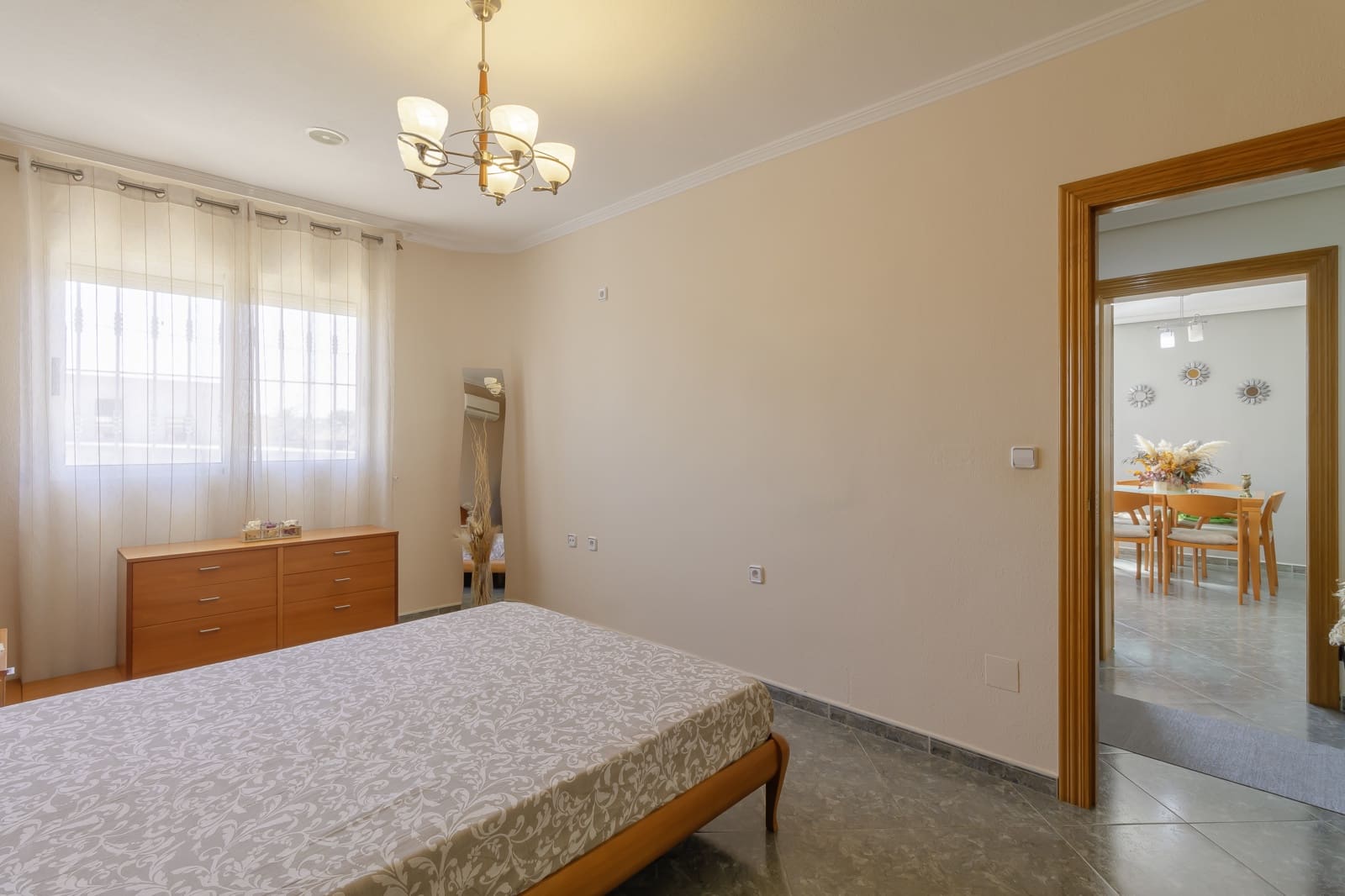 Chalet de 4 habitaciones en Zarandona en alquiler con garaje - 1.500 € (Ref: 9883730)