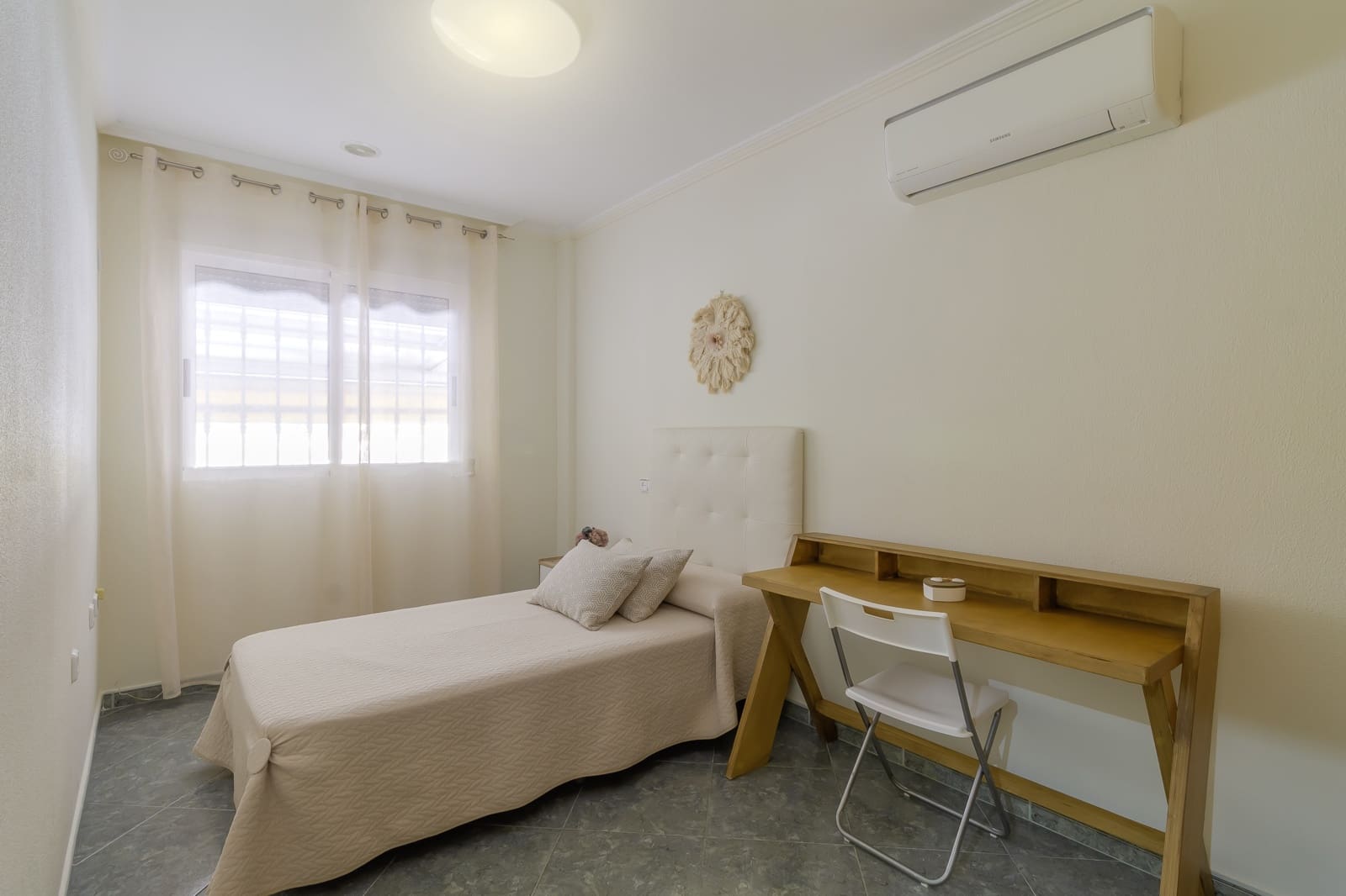 Chalet de 4 habitaciones en Zarandona en alquiler con garaje - 1.500 € (Ref: 9883730)