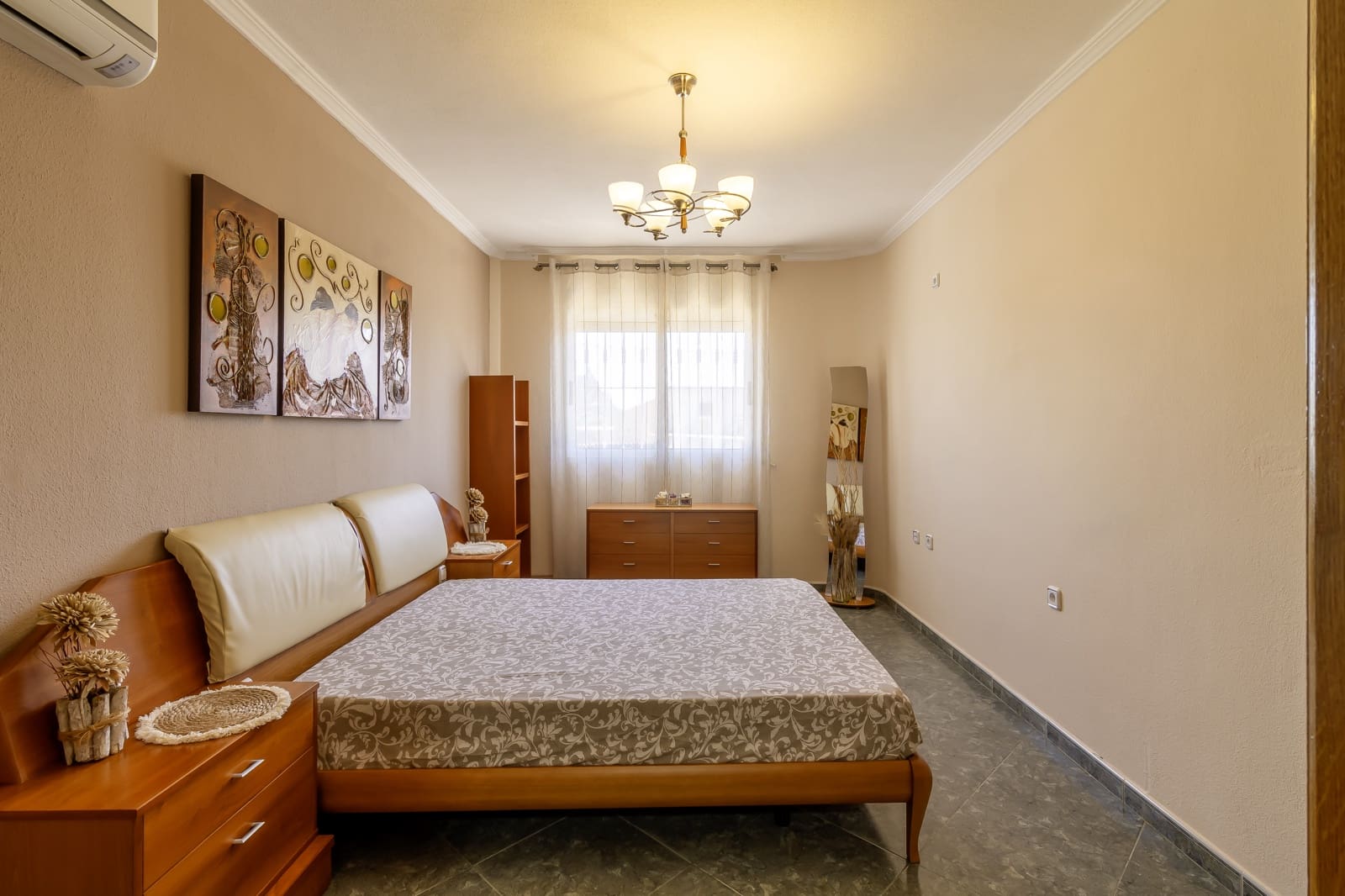 Chalet de 4 habitaciones en Zarandona en alquiler con garaje - 1.500 € (Ref: 9883730)