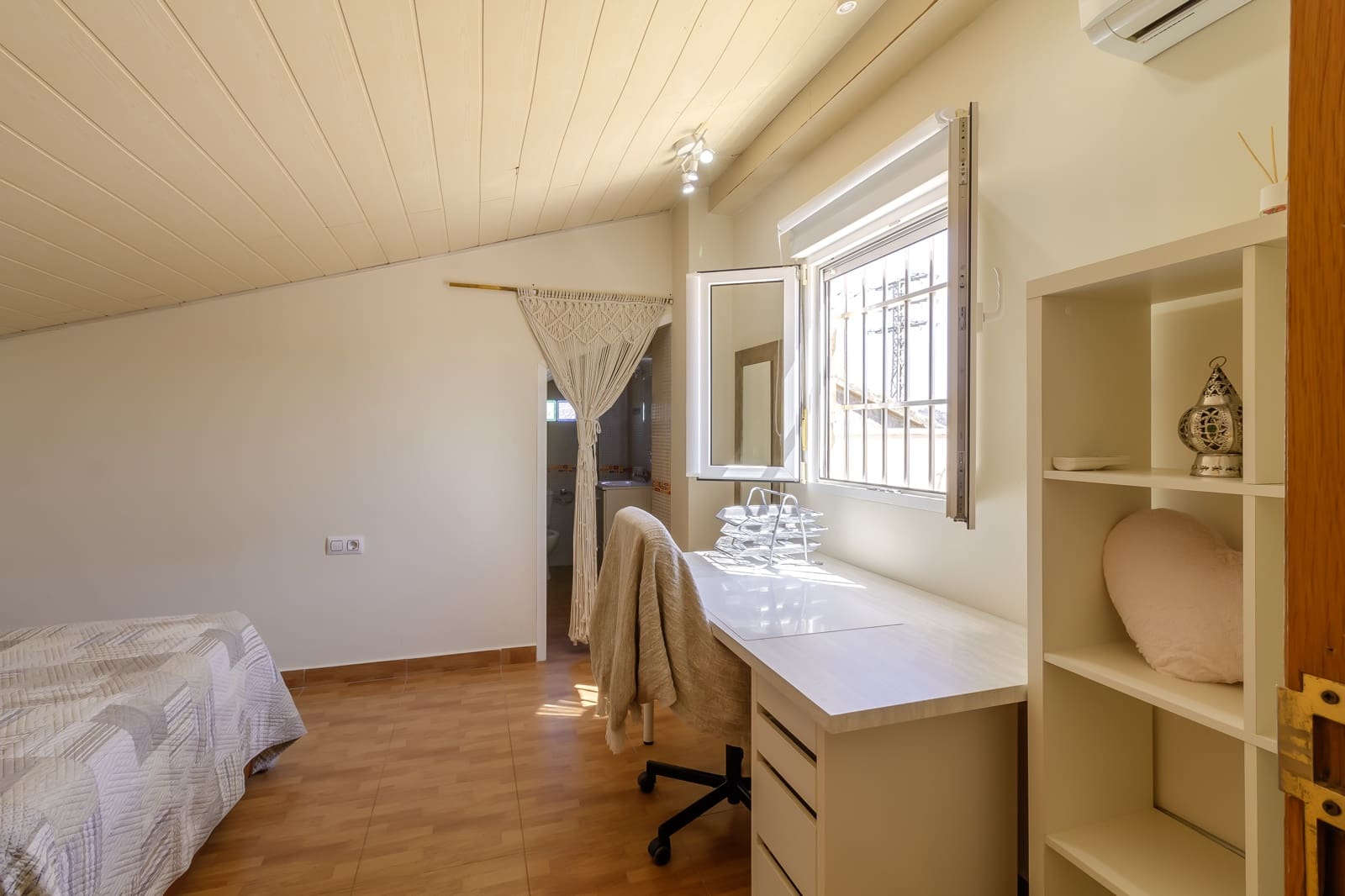 Chalet de 4 habitaciones en Zarandona en alquiler con garaje - 1.500 € (Ref: 9883730)