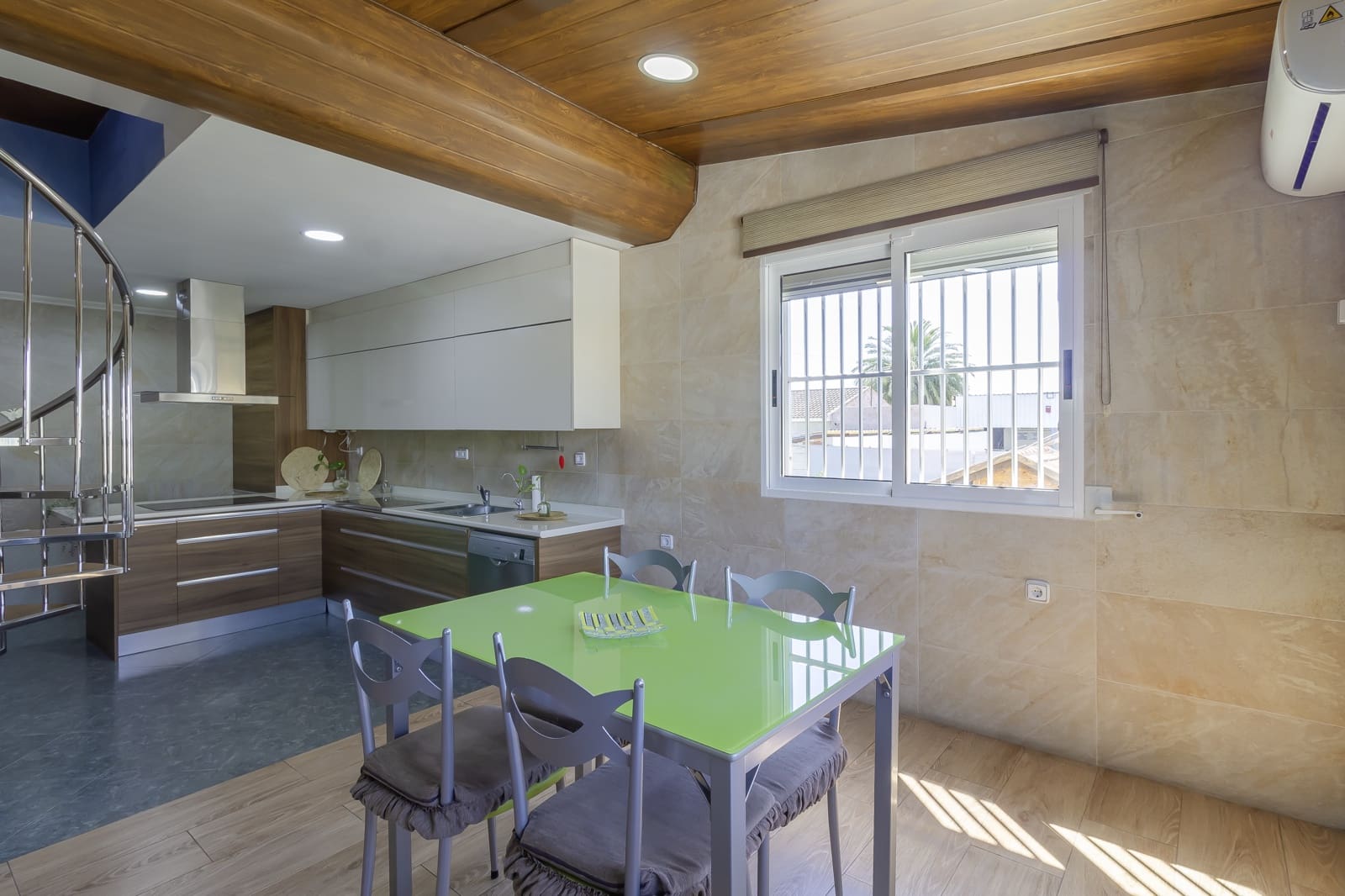 Chalet de 4 habitaciones en Zarandona en alquiler con garaje - 1.500 € (Ref: 9883730)