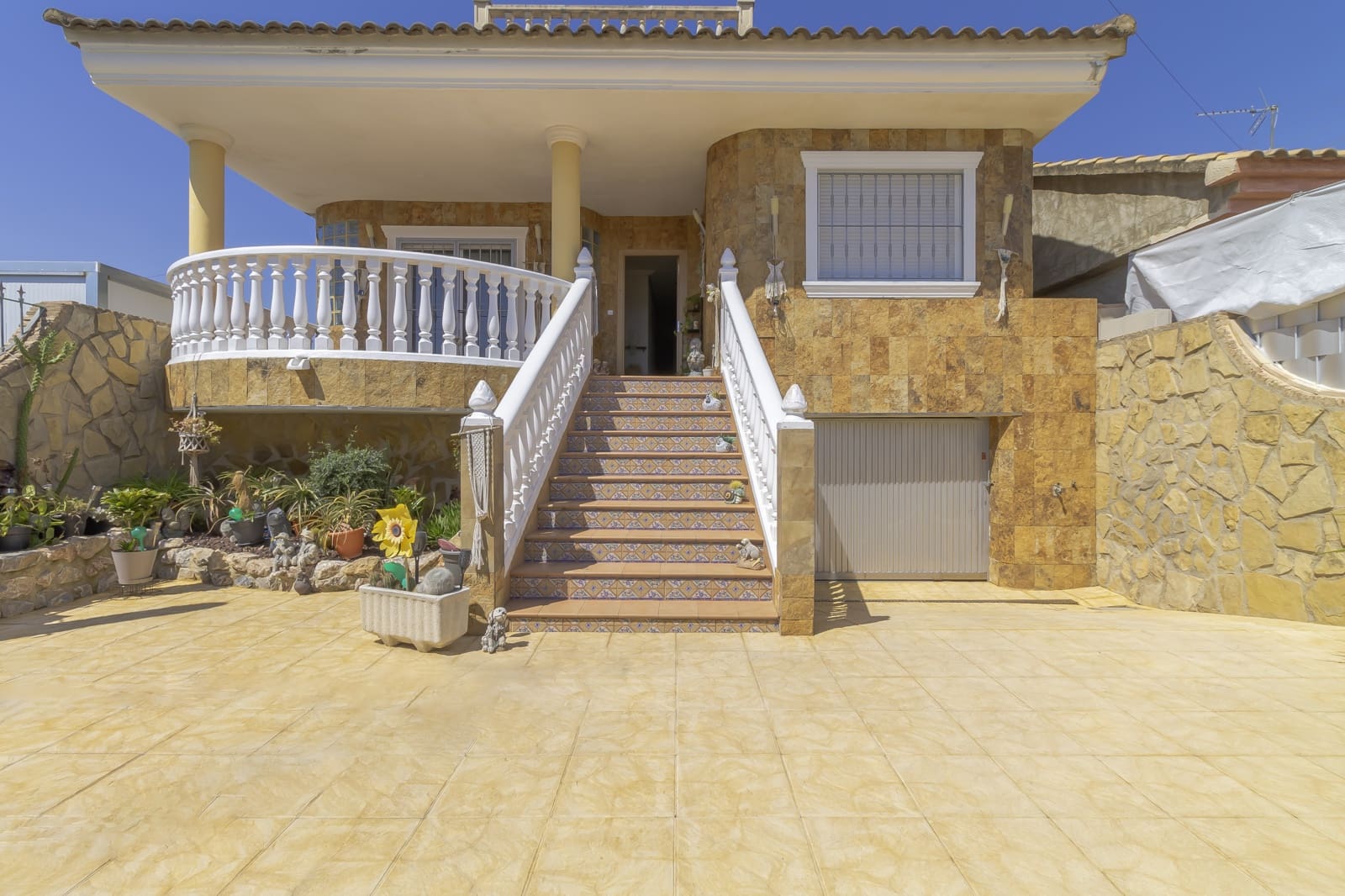 Chalet de 4 habitaciones en Zarandona en alquiler con garaje - 1.500 € (Ref: 9883730)