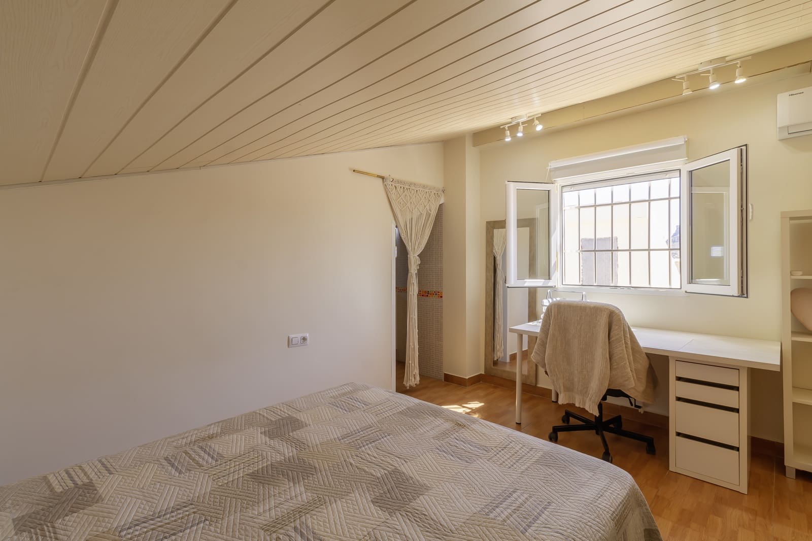 Chalet de 4 habitaciones en Zarandona en alquiler con garaje - 1.500 € (Ref: 9883730)