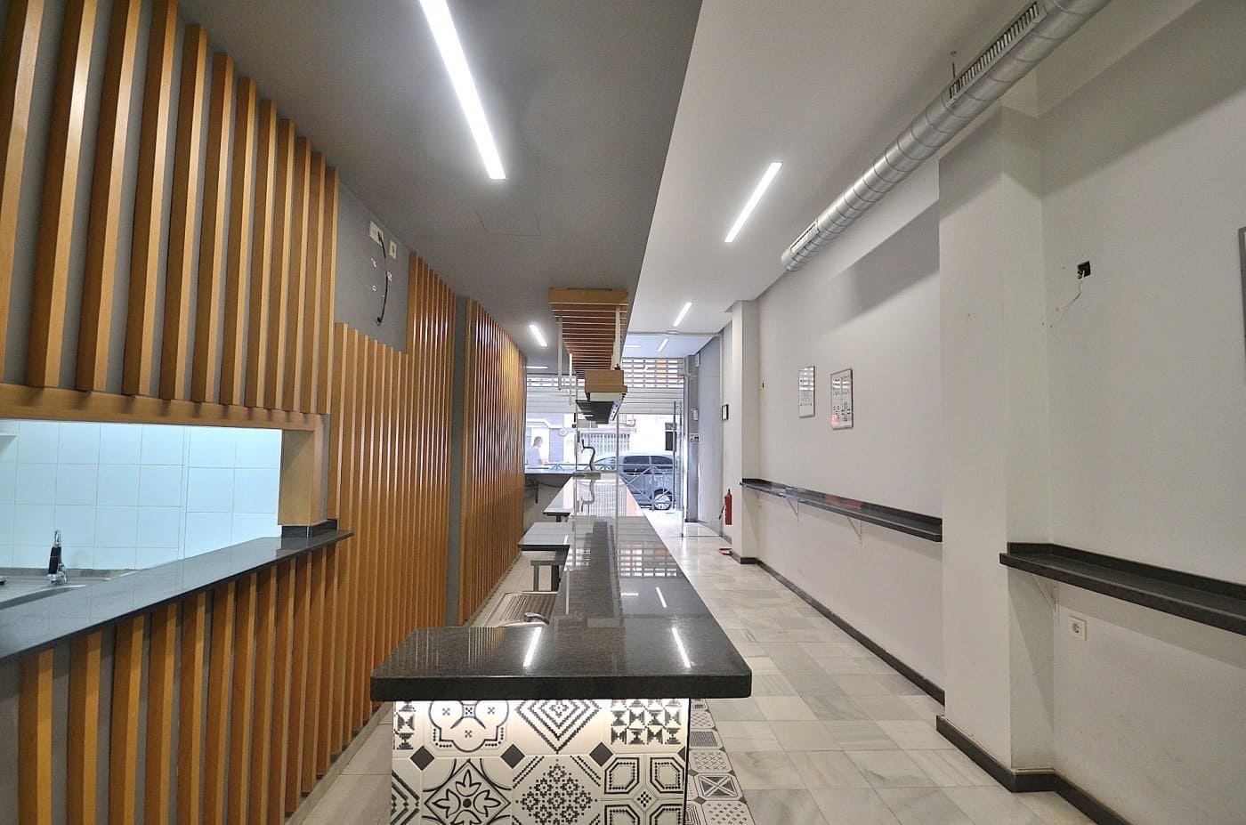 Gewerbe zu verkaufen in Torrevieja - 300.000 € (Ref: 8048667)