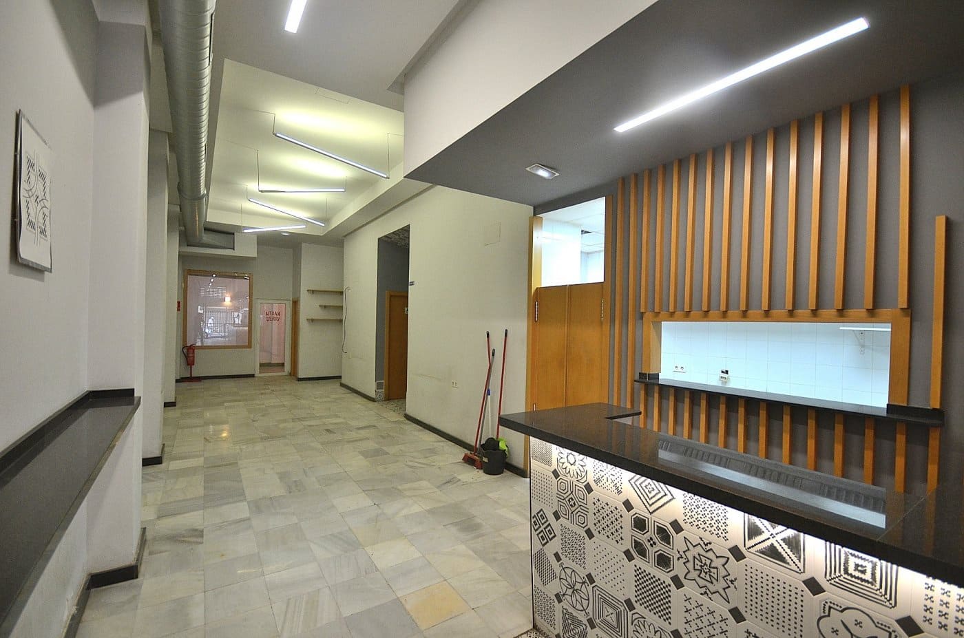 Gewerbe zu verkaufen in Torrevieja - 300.000 € (Ref: 8048667)