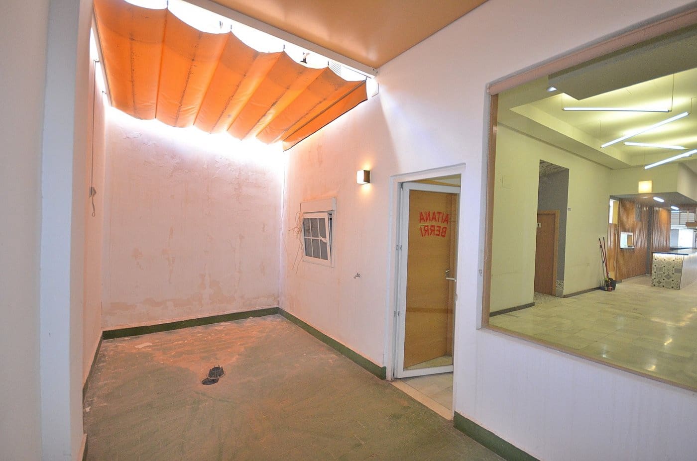 Gewerbe zu verkaufen in Torrevieja - 300.000 € (Ref: 8048667)