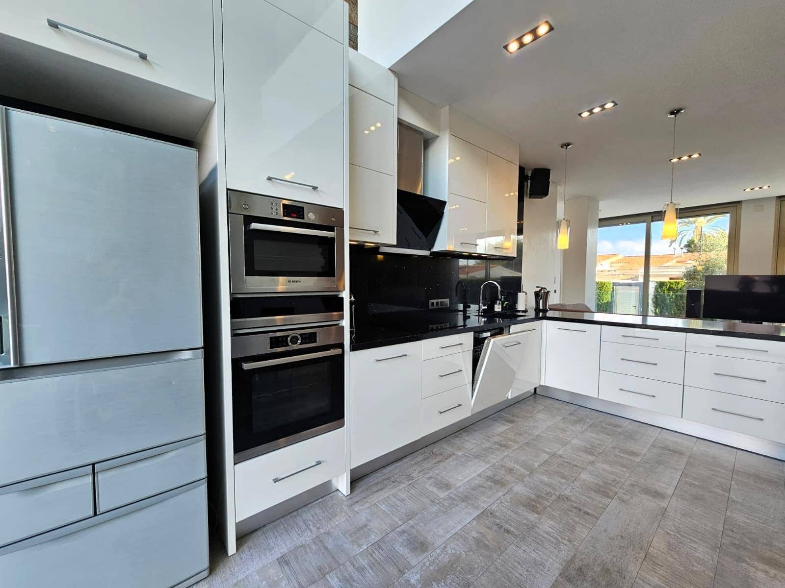 3 makuuhuone Huvila myytävänä paikassa Torrevieja mukana uima-altaan 
autotalli - 690 000 € (Ref: 8511837)