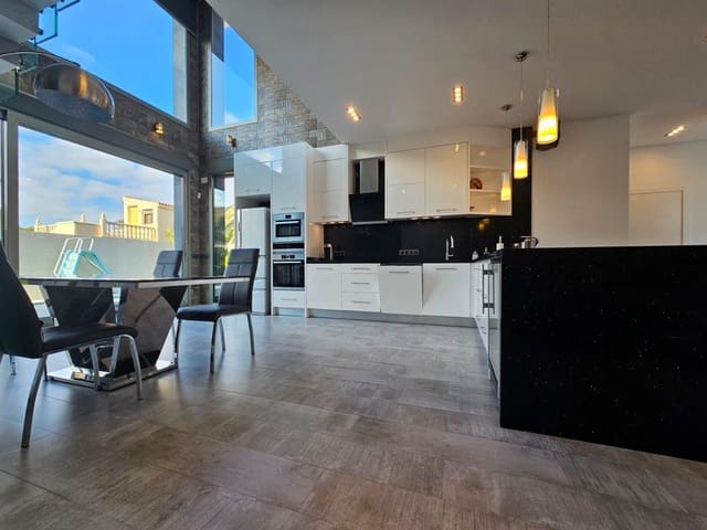 3 makuuhuone Huvila myytävänä paikassa Nueva Torrevieja, Torrevieja mukana uima-altaan 
autotalli - 690 000 € (Ref: 8511837)