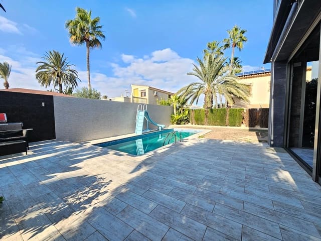 3 makuuhuone Huvila myytävänä paikassa Nueva Torrevieja, Torrevieja mukana uima-altaan 
autotalli - 690 000 € (Ref: 8511837)