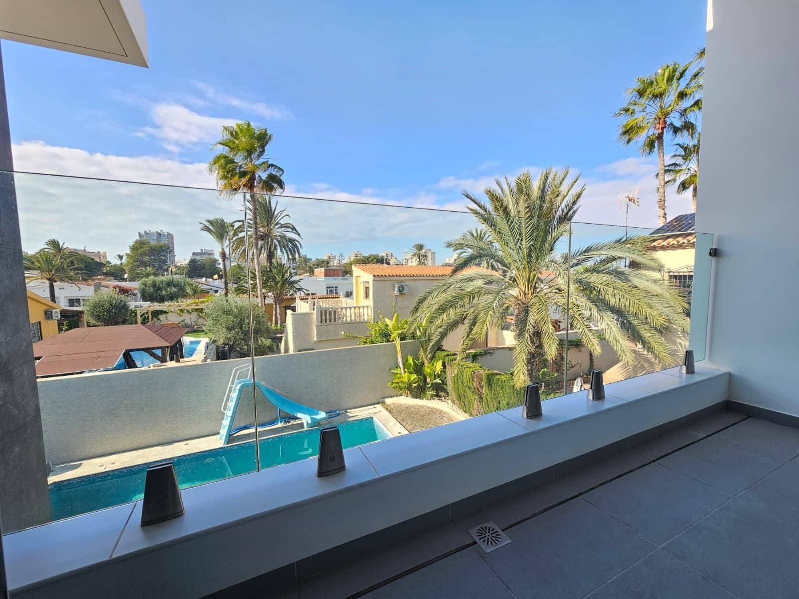 3 makuuhuone Huvila myytävänä paikassa Torrevieja mukana uima-altaan 
autotalli - 690 000 € (Ref: 8511837)