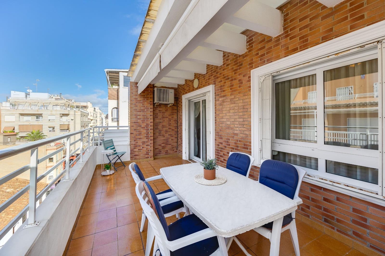 Ático de 2 habitaciones en Torrevieja en venta - 218.990 € (Ref: 9081612)