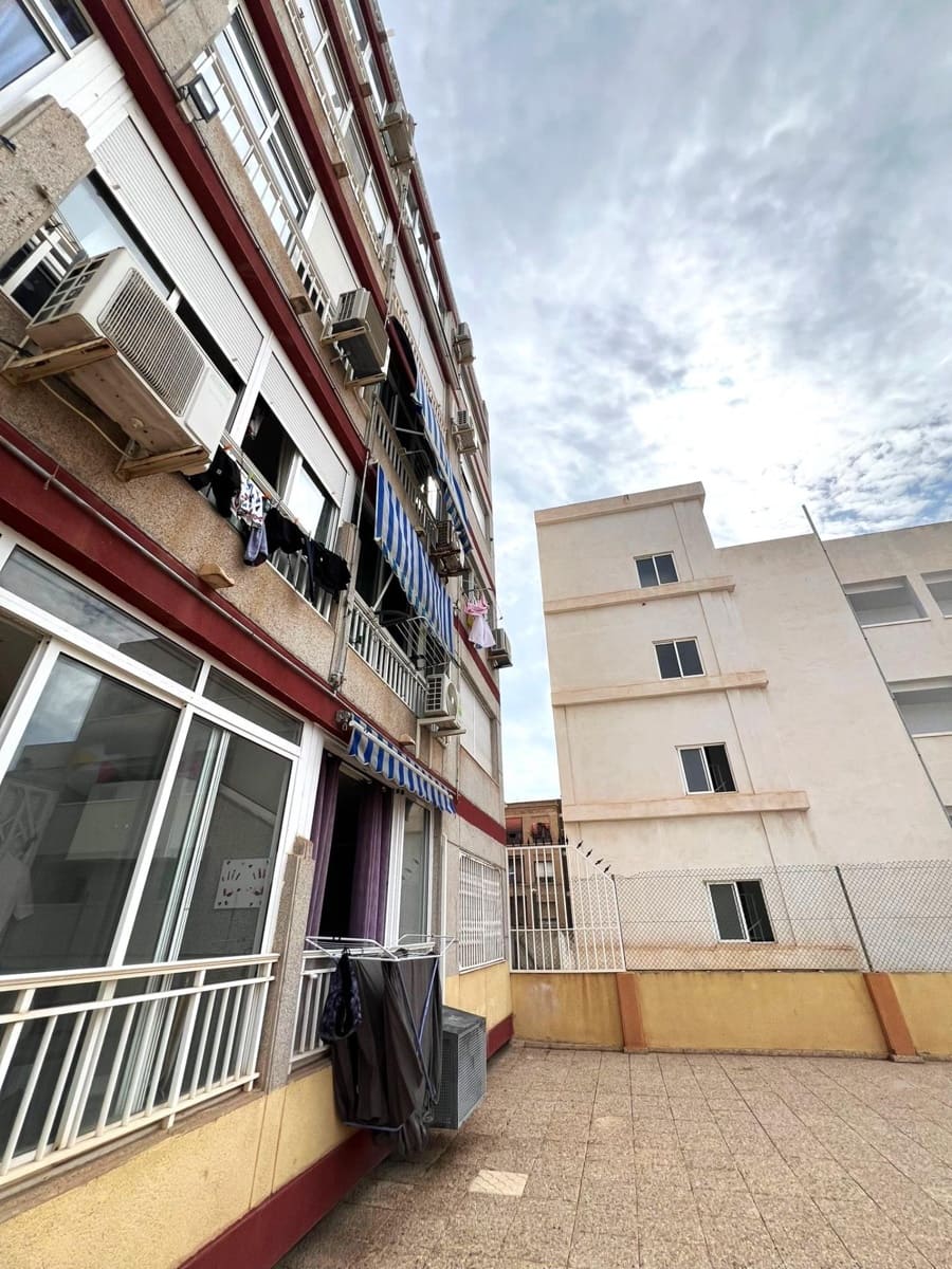 Apartament na sprzedaż w Torrevieja z basenem - 75 000 € (Ref: 9154098)