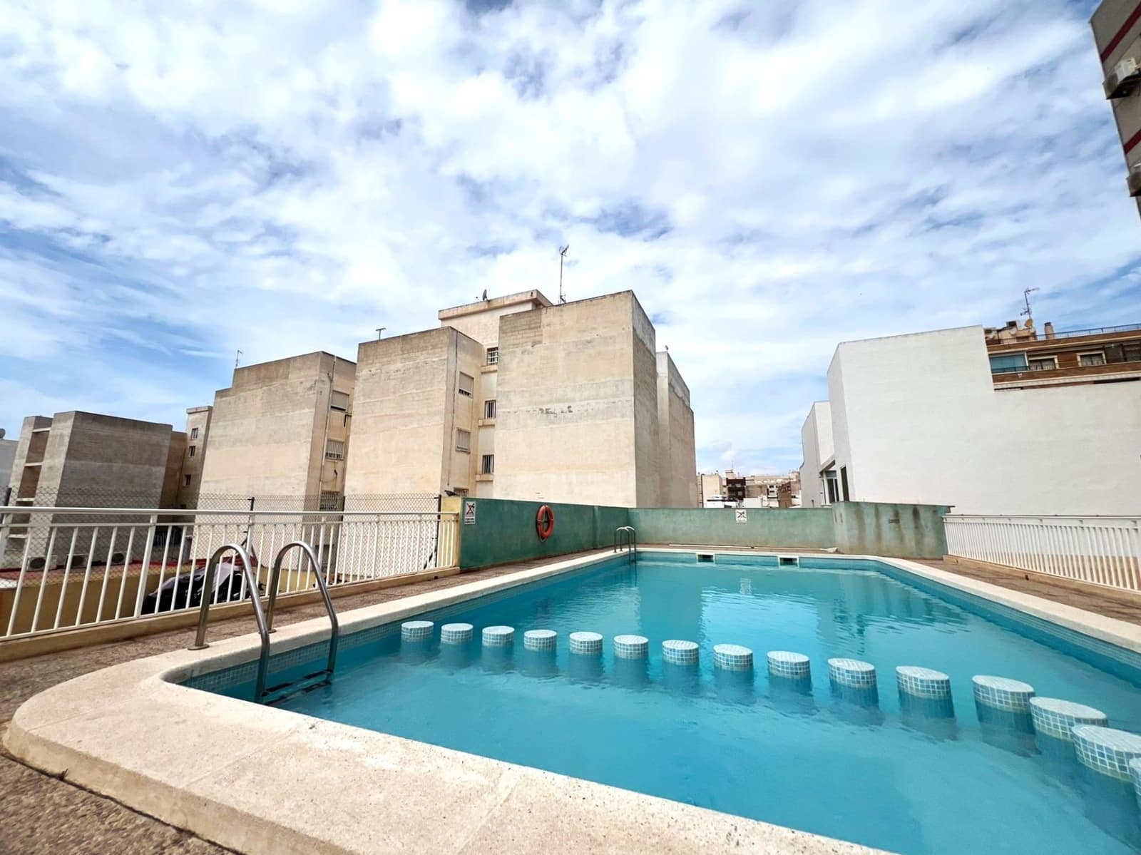 Apartament na sprzedaż w Torrevieja z basenem - 75 000 € (Ref: 9154098)