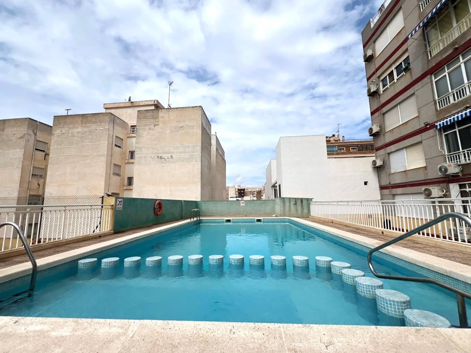 Apartament na sprzedaż w Torrevieja z basenem - 75 000 € (Ref: 9154098)