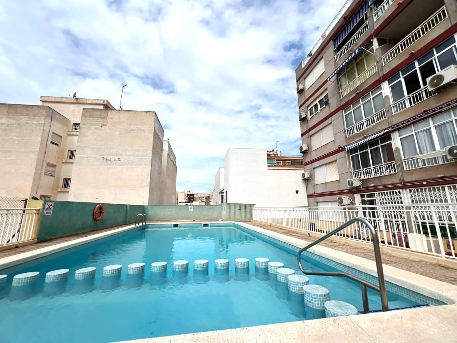 Apartament na sprzedaż w Torrevieja z basenem - 75 000 € (Ref: 9154098)