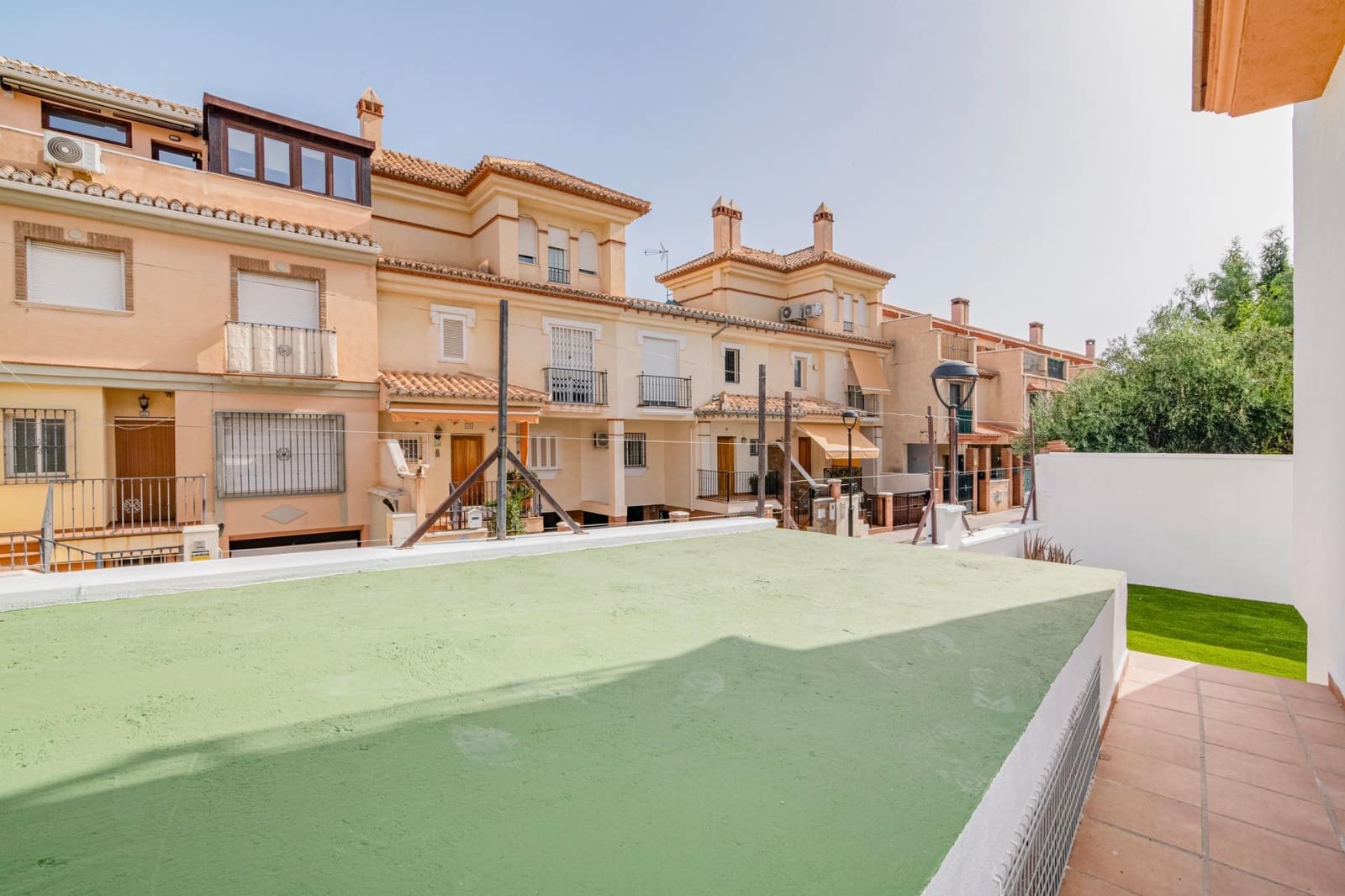 4 soveværelse Semi-Rækkehus til salg i Ogijares med swimmingpool garage - € 349.000 (Ref: 9202530)