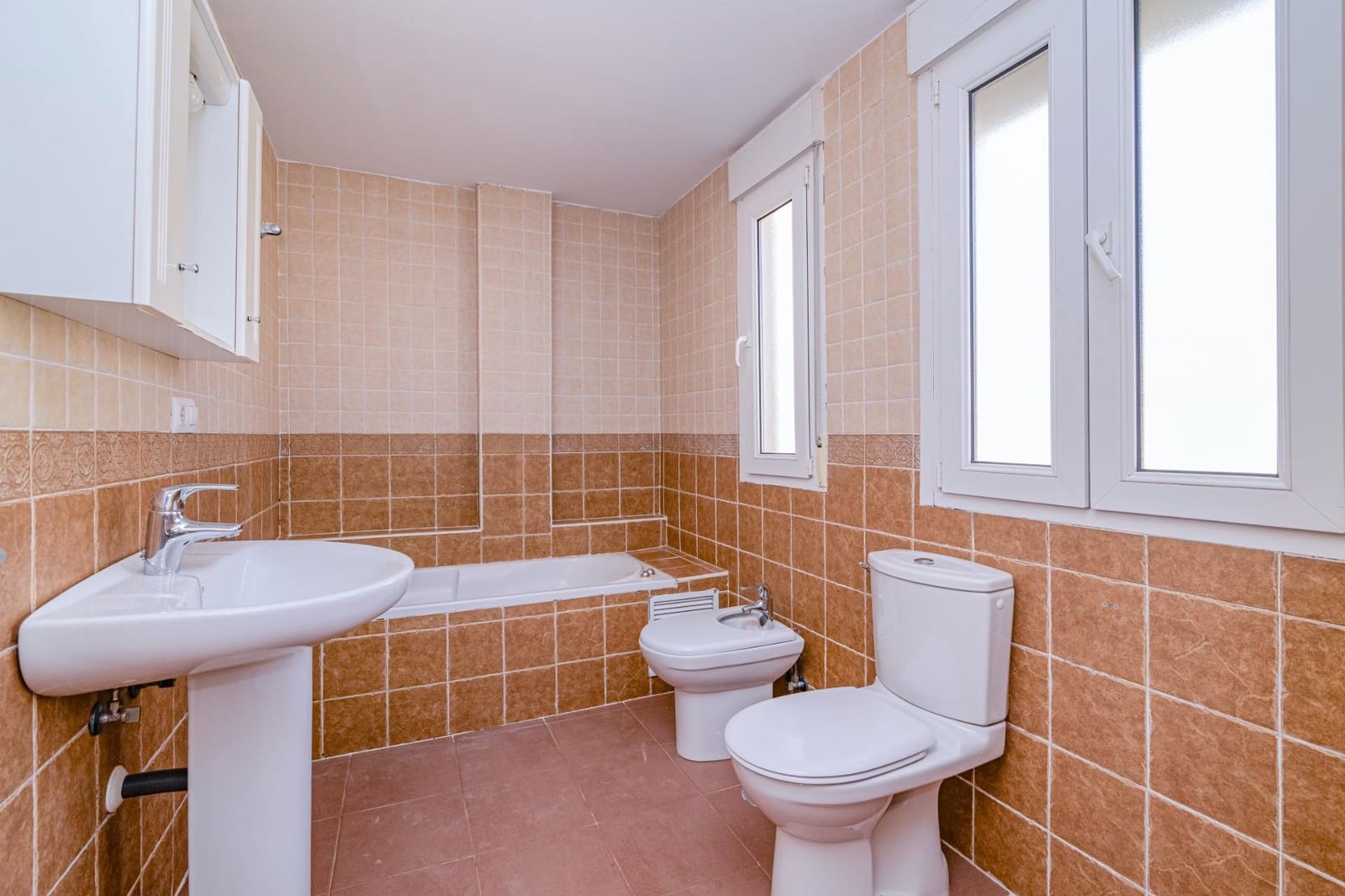 4 soveværelse Semi-Rækkehus til salg i Ogijares med swimmingpool garage - € 349.000 (Ref: 9202530)