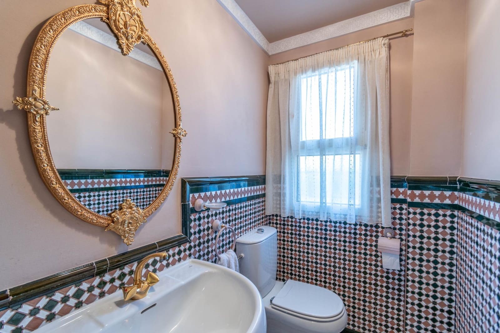 6 bedroom Villa for sale in Albolote with pool garage - € 495,000 (Ref: 9247393)