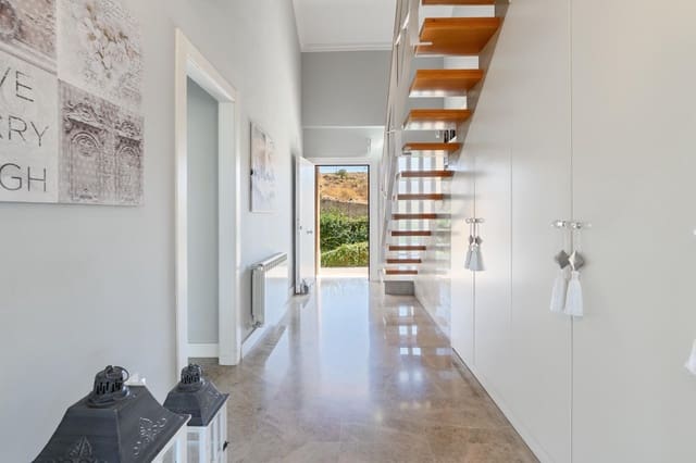 4 soveværelse Villa til salg i Otura med swimmingpool garage - € 489.000 (Ref: 9301112)